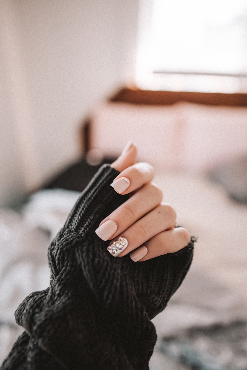 Neutral manicure with single glitter accent nail