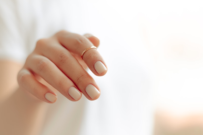 Minimal nude manicure with gold ring