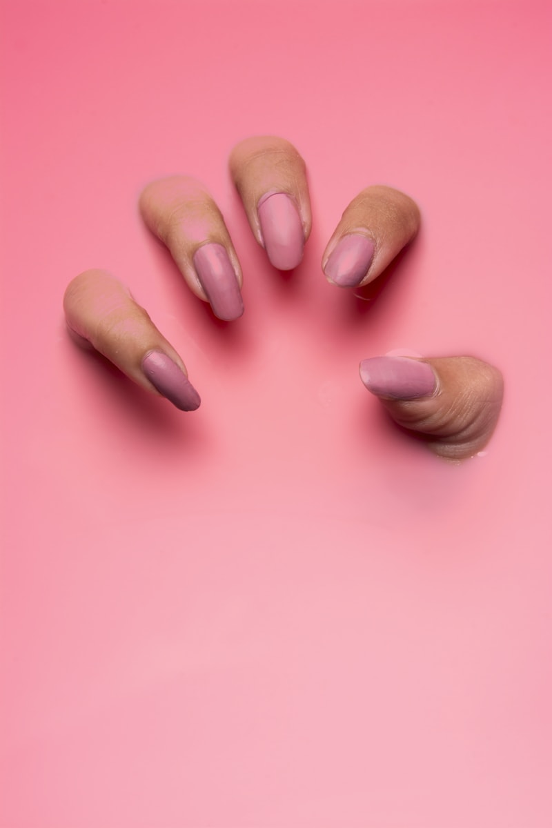 Mauve almond-shaped nails